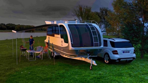 Caravanboat Departure One