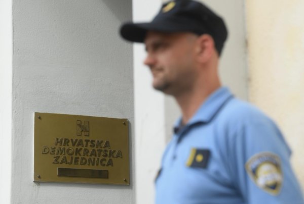 Autohtoni pravaši prosvjeduju ispred središnjice HDZ-a