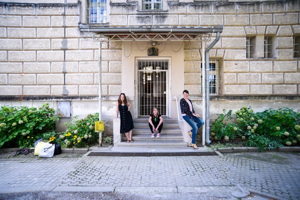 Vida Meić, Melinda Šefčić i Monika Meglić ispred zatvorenog odjela ženske kaznionice u Požegi