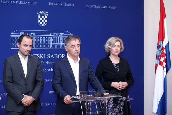 Zastupnici SDSS-a predvođeni Miloradom Pupovcem na tiskovnoj konferenciji u Saboru