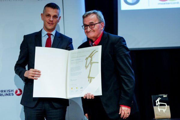 Jerku Sladoljevu (desno) lani je posebnu nagradu za razvoj turističke istre uručio župan Valter Flego  