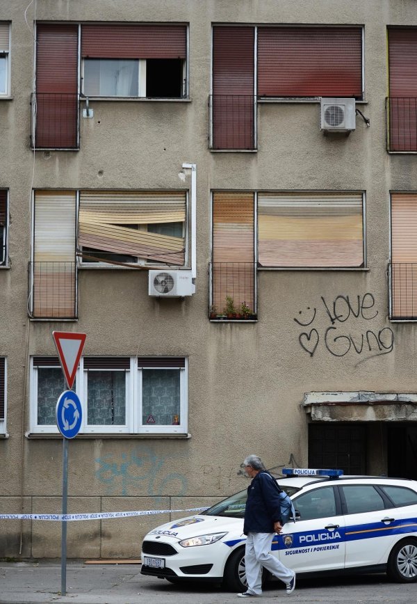 Zagreb: Dijete je palo s balkona u zgradi u Ulici Božidara Adžije