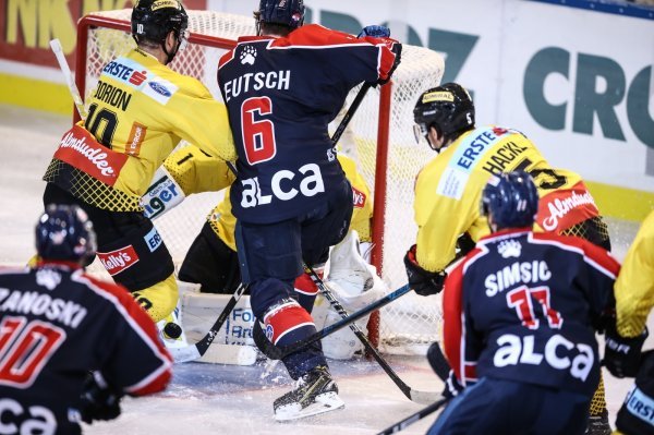 KHL Medveščak (Adam Deutch) - UPC Vienna Capitals (Marc Andre Dorion)