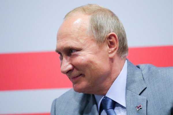 Vladimir Putin sa značkom sa zastavom Republike Srpske