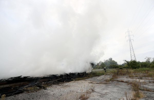 Planula baraka kod motela Plitvice, gašenje u tijeku