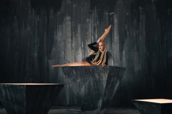 Jelena Rozga u videospotu za pjesmu 'Ostani'