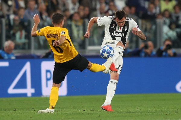 Mario Mandžukić u duelu