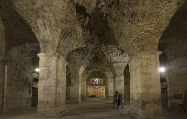 Dioklecijanovi podrumi i palača