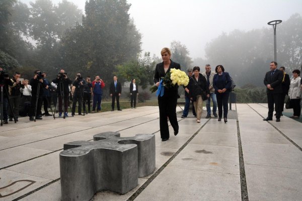 Predsjednica RH položila cvijeće kod spomenika "Prekinuto djetinjstvo"