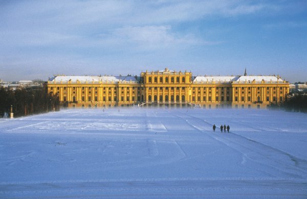 Schloss Schönbrunn im Winter Österreich Werbung