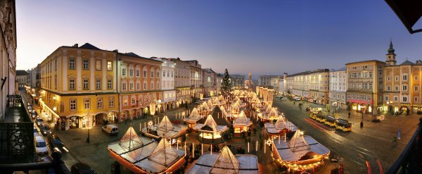 Weihnachtsmarkt in Linz an der Donau / Hauptplatz Österreich Werbung