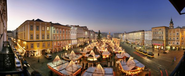 Weihnachtsmarkt in Linz an der Donau / Hauptplatz Österreich Werbung