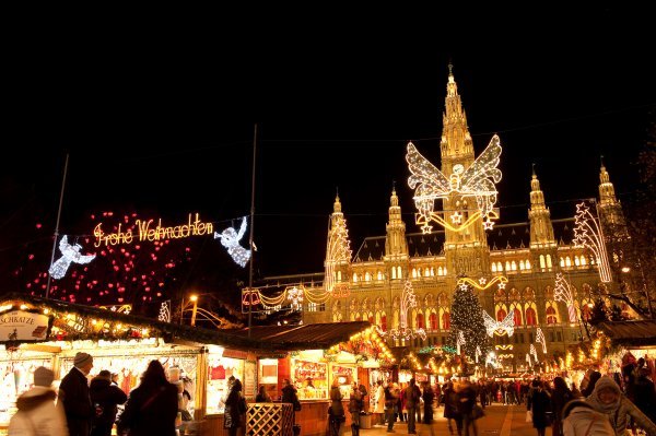 Weihnachtsmarkt vor dem Wiener Rathaus. Österreich Werbung