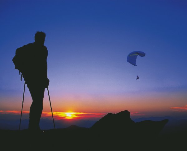 Wanderer und Paragleiter in Lech am Arlberg Österreich Werbung