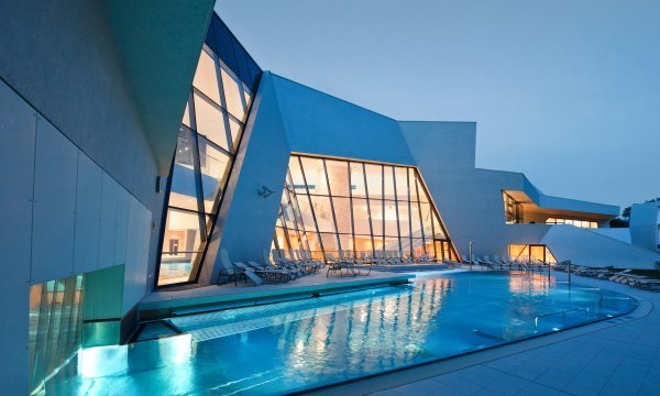 Aussenansicht-der-KaerntenTherme_Kaernten-Therme-Warmbad-Villach