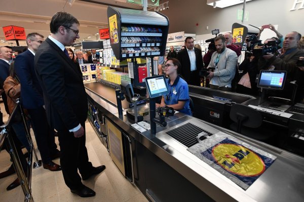 Predsjednik Vučić prvi kupac u novootvorenom Lidlu