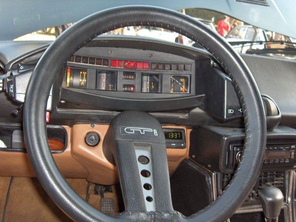 Instrument ploča Citroena CX Wikimedia Commons