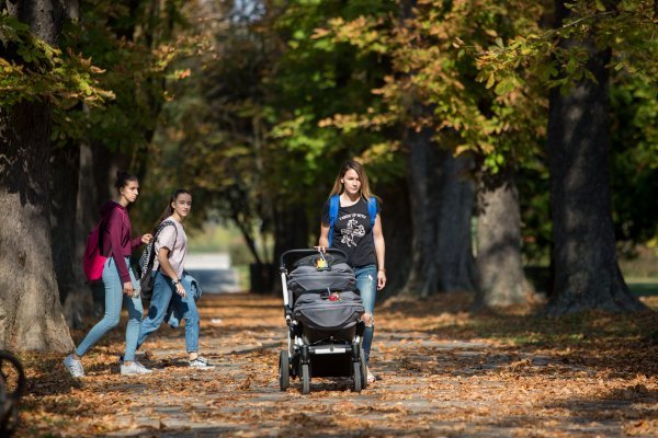Lijepo vrijeme i jesenje boje prirode izmamili su Osječane u šetnju gradom