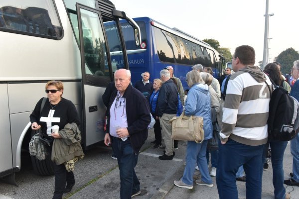 Prosvjednici na poziv gradonačelnika Vukovara Ivana Penave krenuli na prosvjed