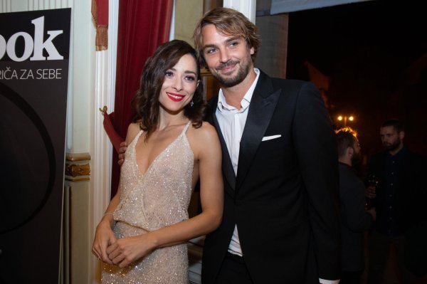 Zrinka Cvitešić i Niko Kranjčar u zagrljaju nakon premijere predstave
