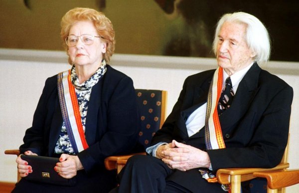 Predsjednik Stipe Mesić 2001. godine odlikovao je Savku Dabčević Kučar i Ivana Supeka 