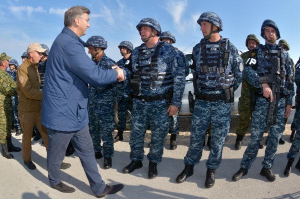 Premijer Andrej Plenković nazočio vojnoj vježbi Velebit 18 na poligonu Dugi otok