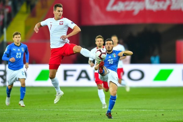 Arkadiusz Milik u duelu