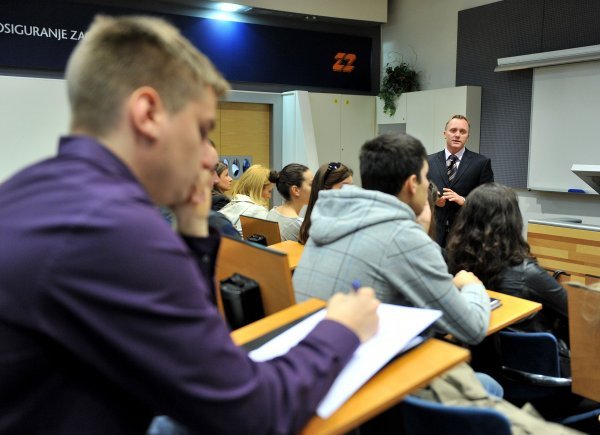 Matko Bolanča, tada direktor Plive, drži predavanje na Ekonomskom fakultetu u Zagrebu 2010. godine