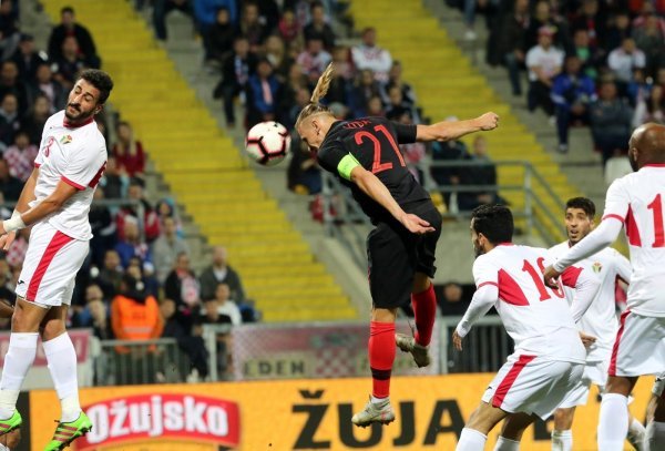 Domagoj Vida zabija glavom