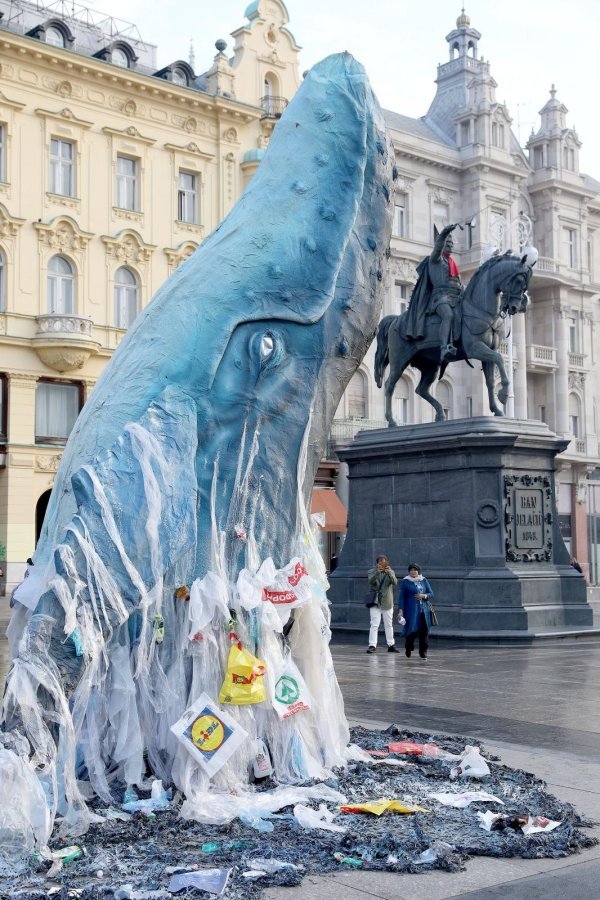 Greenpeace doveo kitove na Jelačićev trg