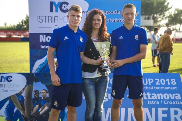 Najbolji strijelci turnira, Bartol Barišić i Vinko Rozić, u društvu Lidije Poštić