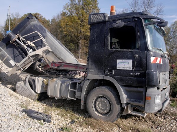 Sudar na pružnom prijelazu između kamiona i putničkog vlaka
