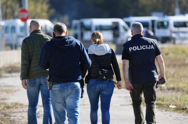 Migranti koji se nalaze u BiH probili su kordon i krenuli prema Hrvatskoj