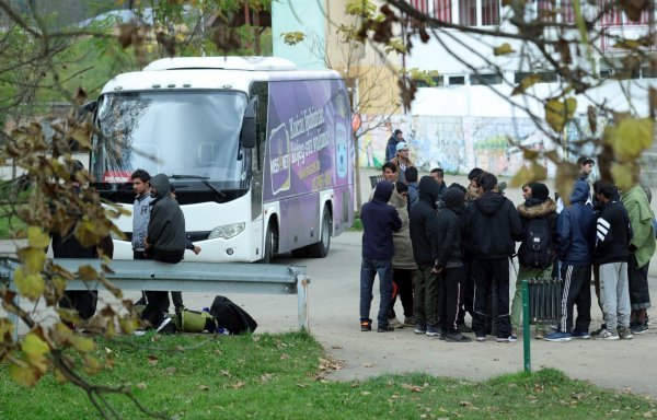 Dio migranata autobusom prevezen u prihvatni centar Bira
