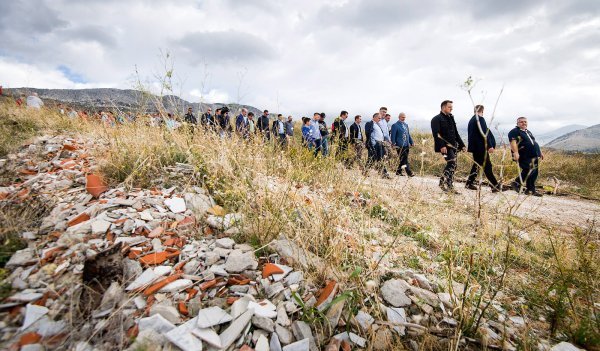 Andrej Plenković posadio prvo stablo u Kučinama