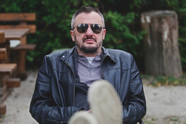 Dino počeo je svirati krajem osnovne škole, a ubrzo nakon toga, u idiličnim ‘80-ima nastale su i Letu štuke 