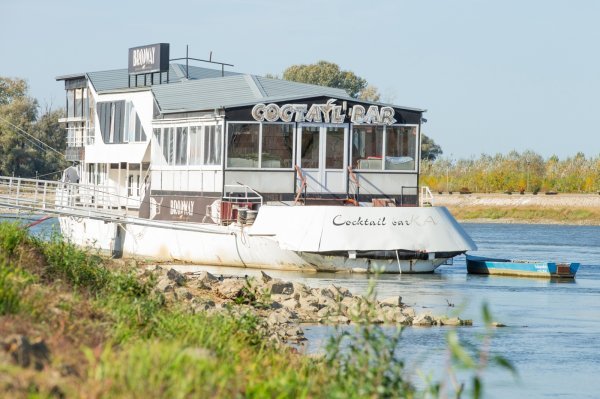 Nizak vodostaj rijeke Drave uzrokovao je nakupljanje smeća uz obalu