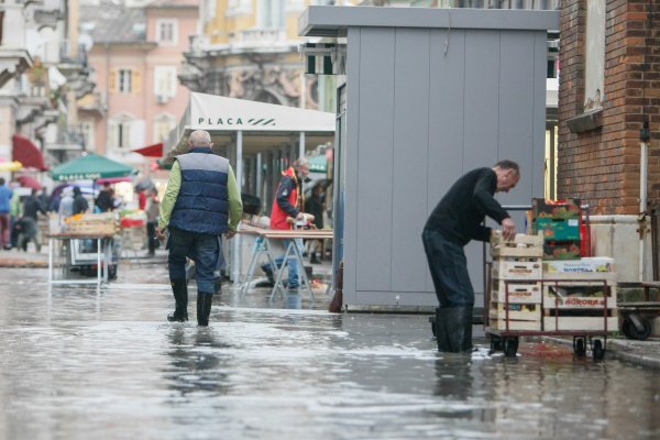 Jugo u kombinaciji s plimom i velikom količinom padalina potopili su gradsku tržnicu u Rijeci