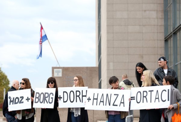 Prosvjednici protiv knjige Martine Dalić ispred NSK u Zagrebu