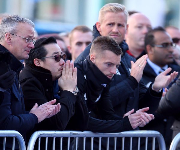 Aiyawatt Srivaddhanaprabha (sin stradalog vlasnika), Jamie Vardy i Kasper Schmeichel