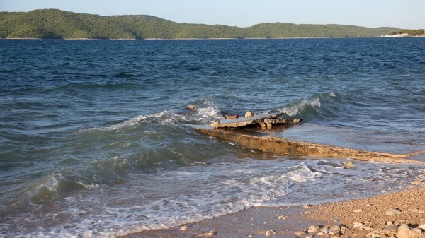 Jako jugo koje je sinoć puhalo oštetilo je rive u Brodarici