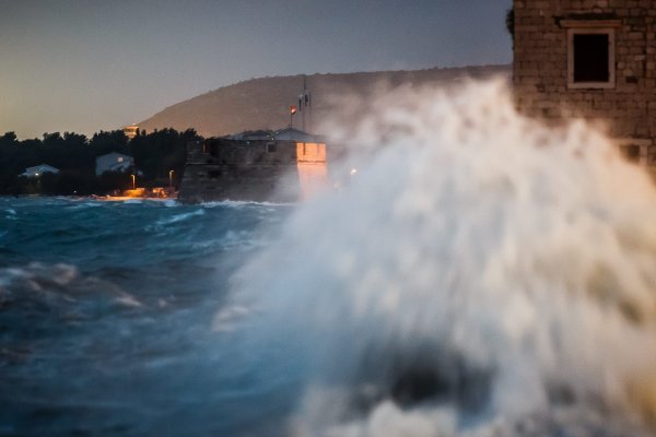 Visoki valovi na rivi nošeni jugom prelijevaju se na obližnju cestu