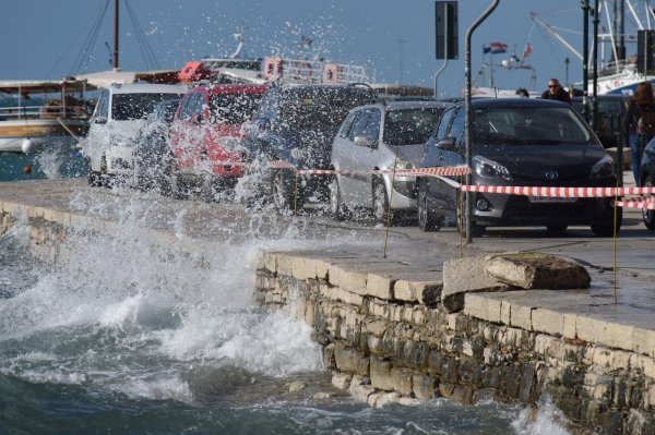 Jugo oštetilo dio zida rovinjske rive