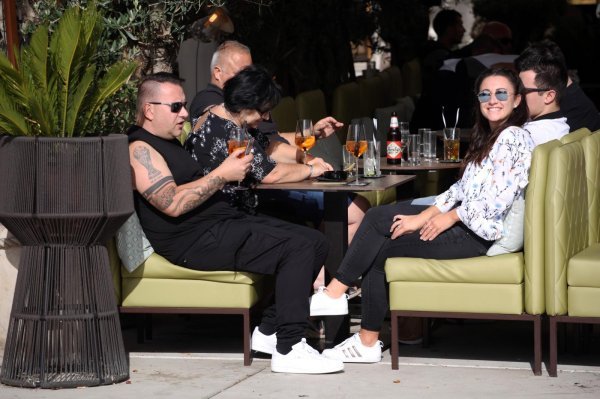 Građani i turisti iskoristili sunčan dan za šetnju Rivom