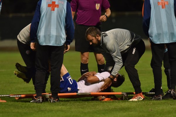 Šibenik: Hitna pomoć odvozi Miju Caktaša koji je teško ozlijedio ruku NK Šibenik NK Hajduk