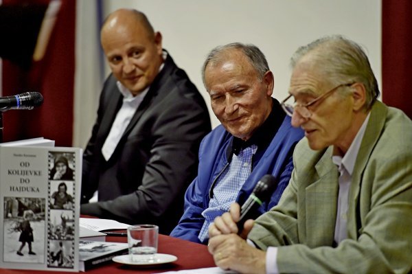 Stanko Karaman (u sredini) nedavno je predstavio monografiju svojih radova 'Od kolijevke do Hajduka', a uz njega su Saša Ljubičić i Goran Pelajić