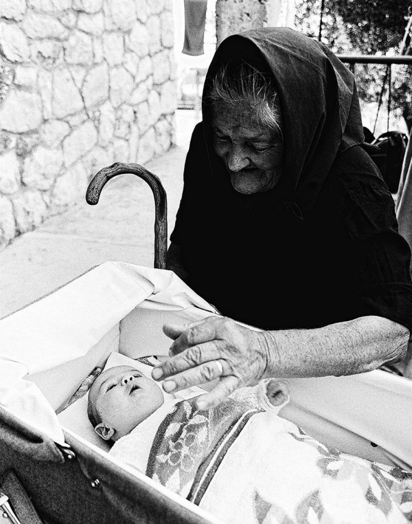 Baka i unuče, Zavalatica (Korčula), 1980.