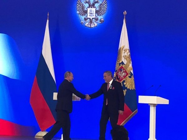 Zagrebački graonačelnik u Moskvi je primio odlikovanje od ruskog predsjednika samo koji dan prije no što će se pojaviti na štakama