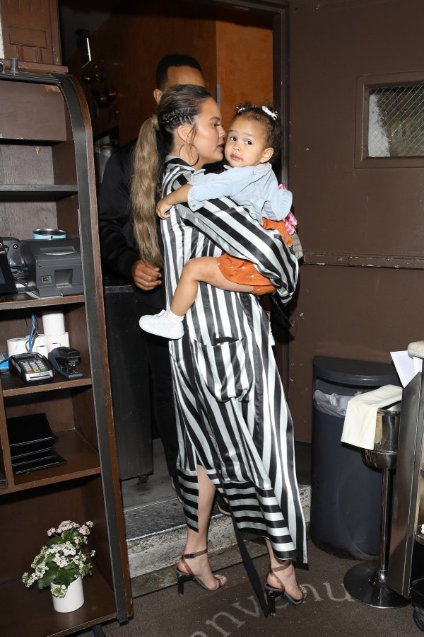 Chrissy Teigen sa kćerkicom Lunom