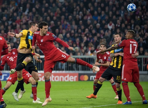 Bayern - AEK (borba za loptu - Vasilios Lampropoulos i Mats Hummels)